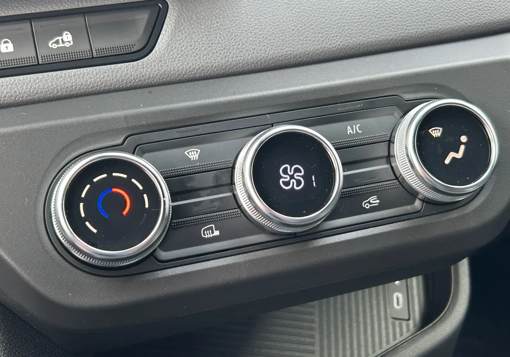 Gros plan sur les commandes de climatisation numériques du tableau de bord du Renault Master blanc, version 2026.