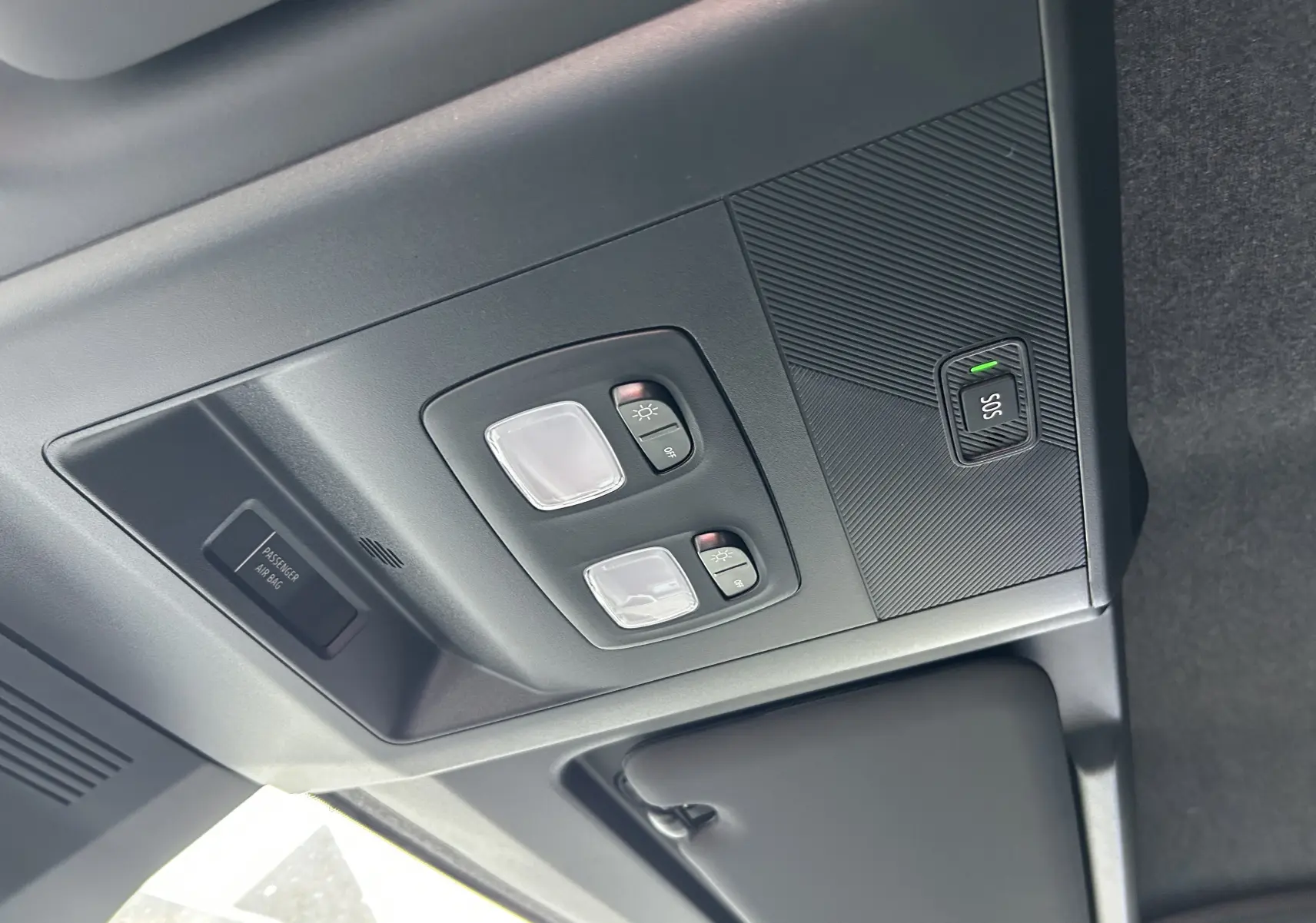 Plafonnier intérieur noir avec commandes d’éclairage et bouton SOS dans un Renault Master blanc 2026.