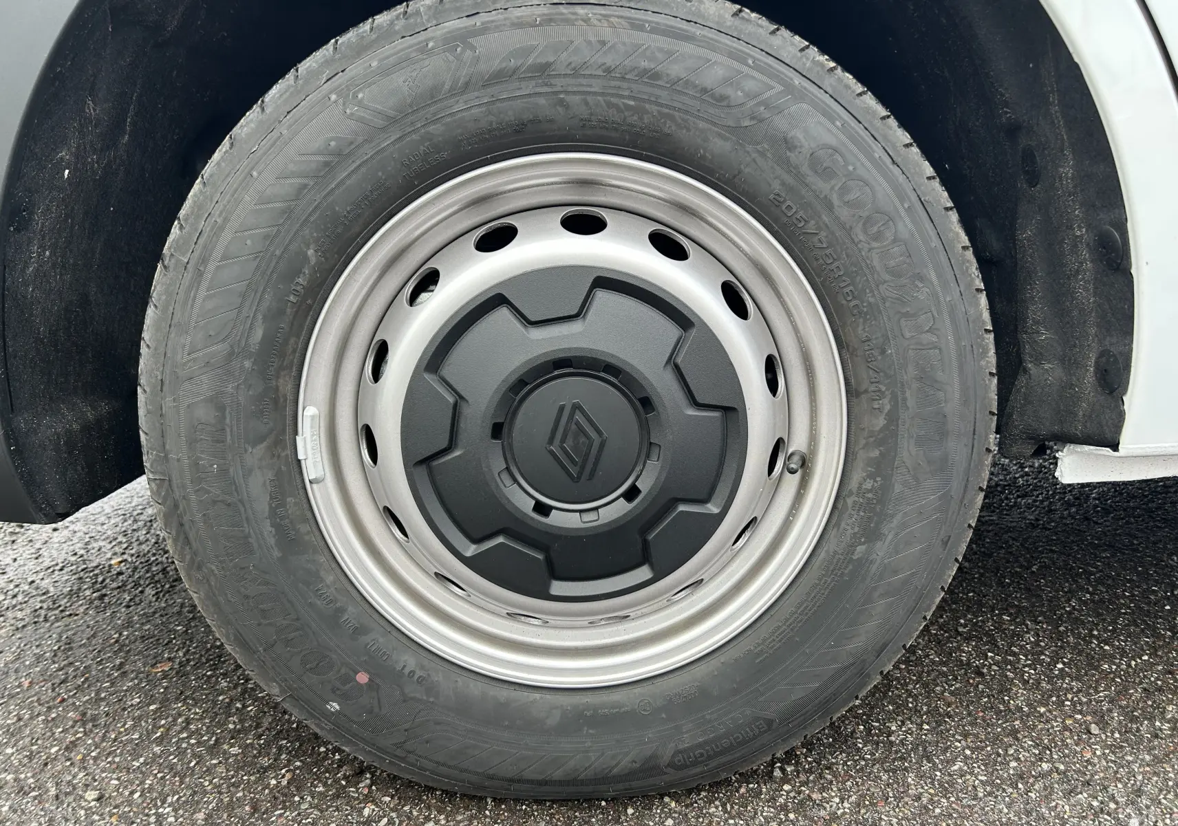 Gros plan sur la roue avant droite du Renault Master blanc avec jante acier et logo Renault central.