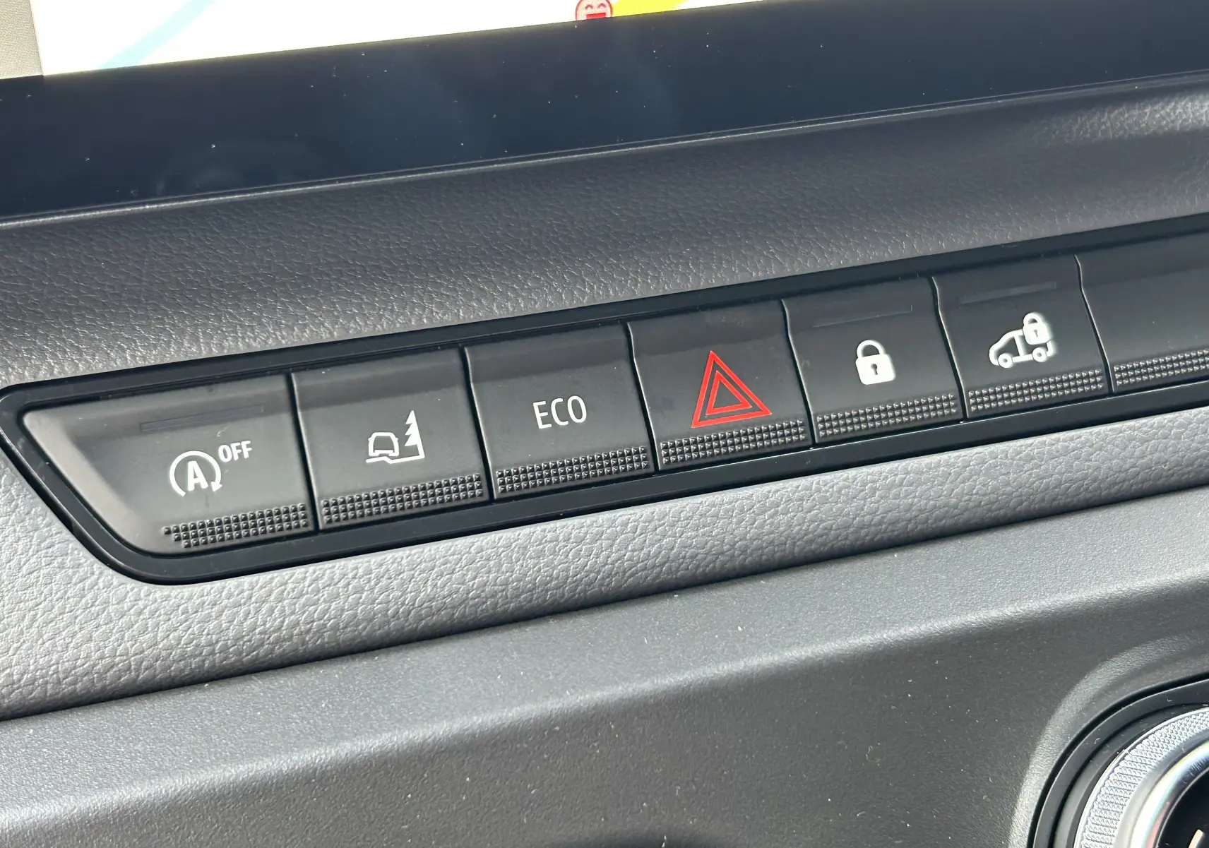 Gros plan sur les boutons de commande du tableau de bord du Renault Master blanc, avec alerte et mode ECO visibles.