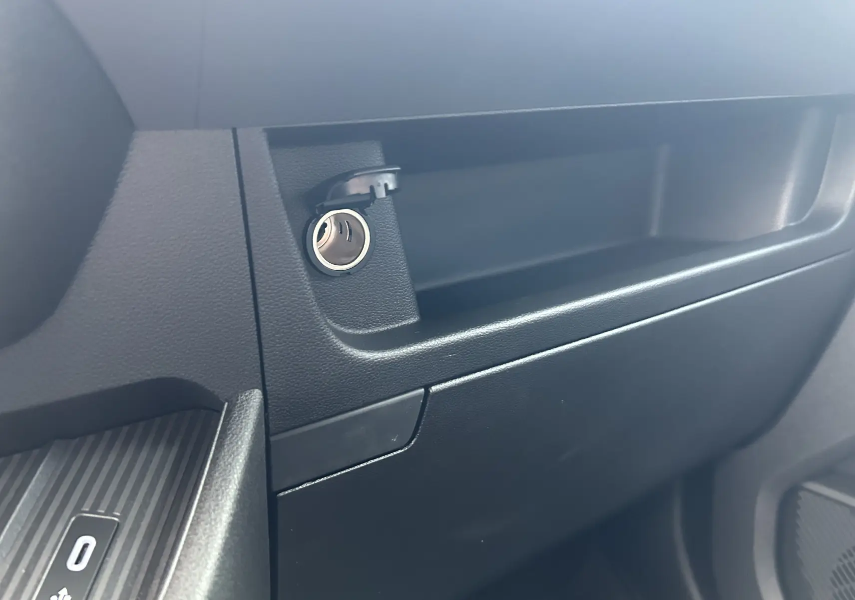 Détail de la prise 12V et du rangement côté passager intérieur du Renault Master blanc, version fourgon 2026.