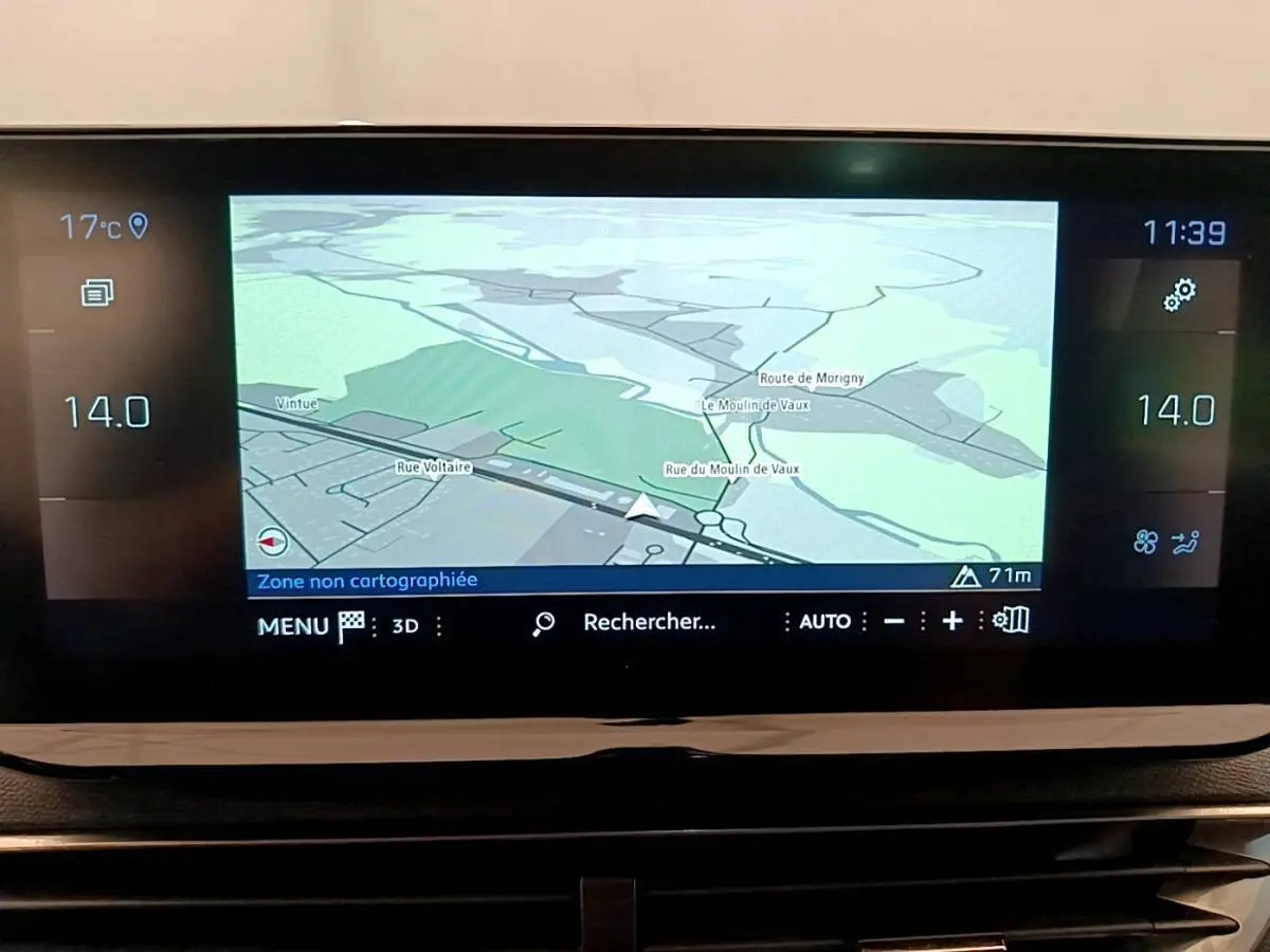 Écran tactile de navigation 10 pouces du Peugeot 3008 GT 2021 affichant une carte en 3D avec température à 14°C.