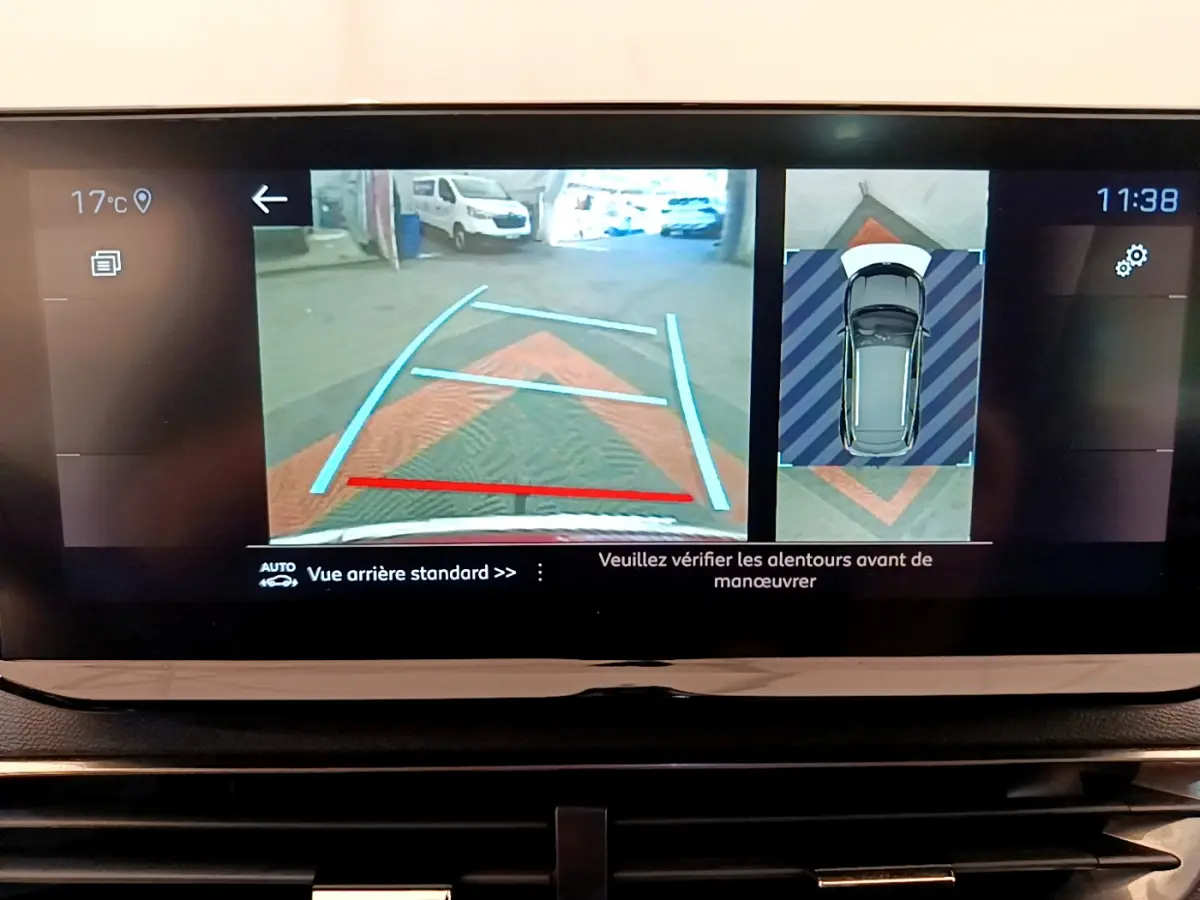 Écran tactile du tableau de bord montrant la caméra de recul et l'aide au stationnement du Peugeot 3008 GT rouge.