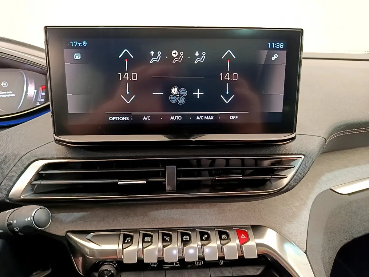Tableau de bord du Peugeot 3008 GT 2021 montrant l'écran tactile central de climatisation à 14°C.