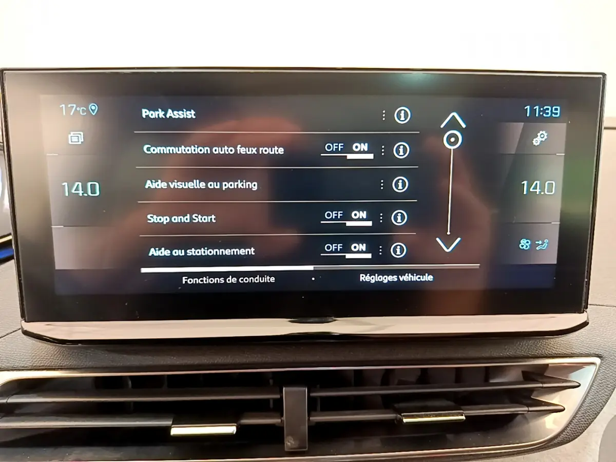 Écran tactile central du Peugeot 3008 GT 2021 affichant les réglages d'aide au stationnement et conduite.