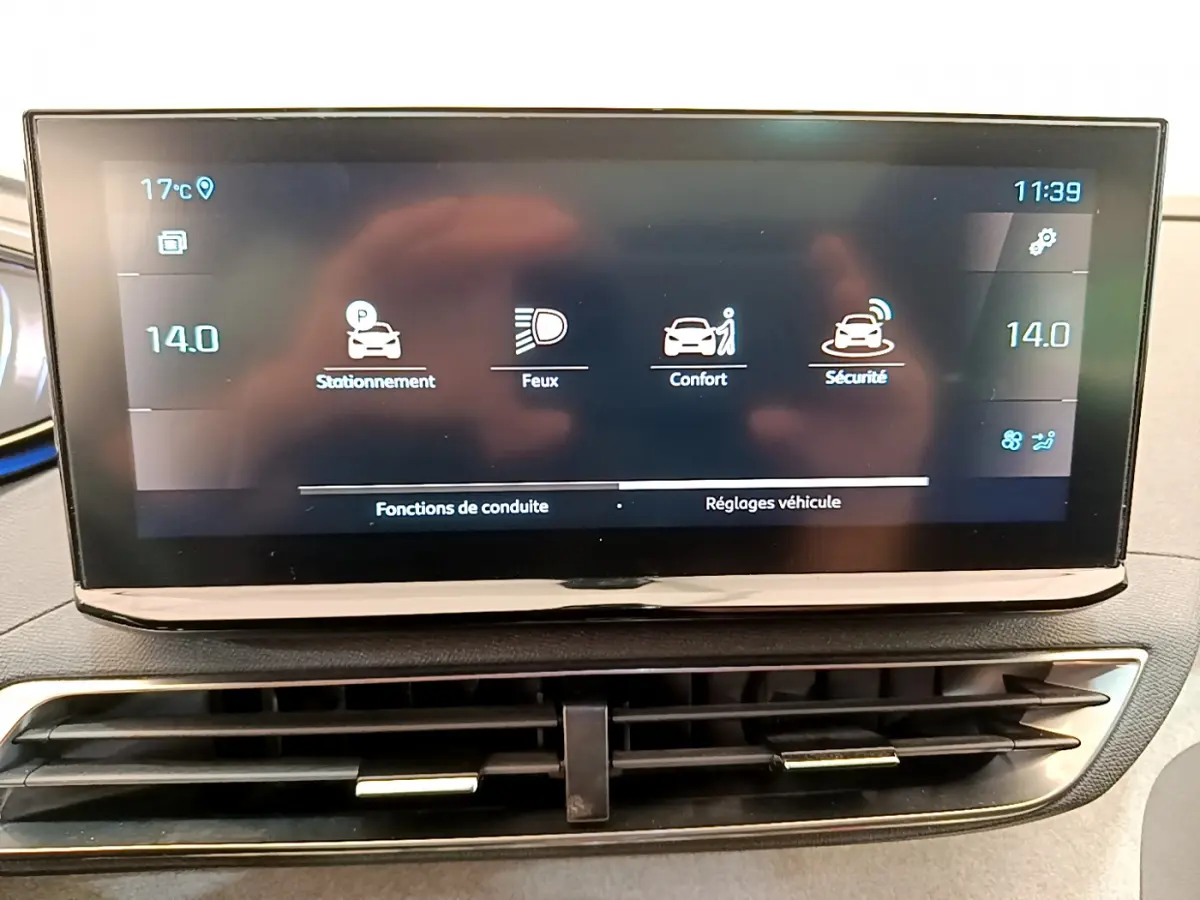 Écran tactile central affichant les réglages du véhicule dans un Peugeot 3008 GT rouge, vue intérieure frontale.