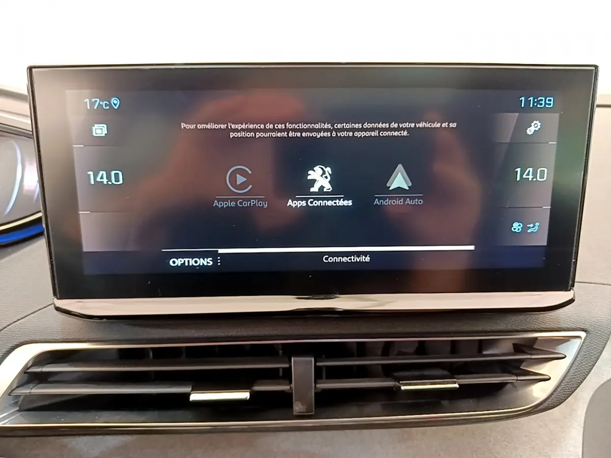 Écran tactile central du tableau de bord du Peugeot 3008 GT affichant Apple CarPlay et Android Auto.