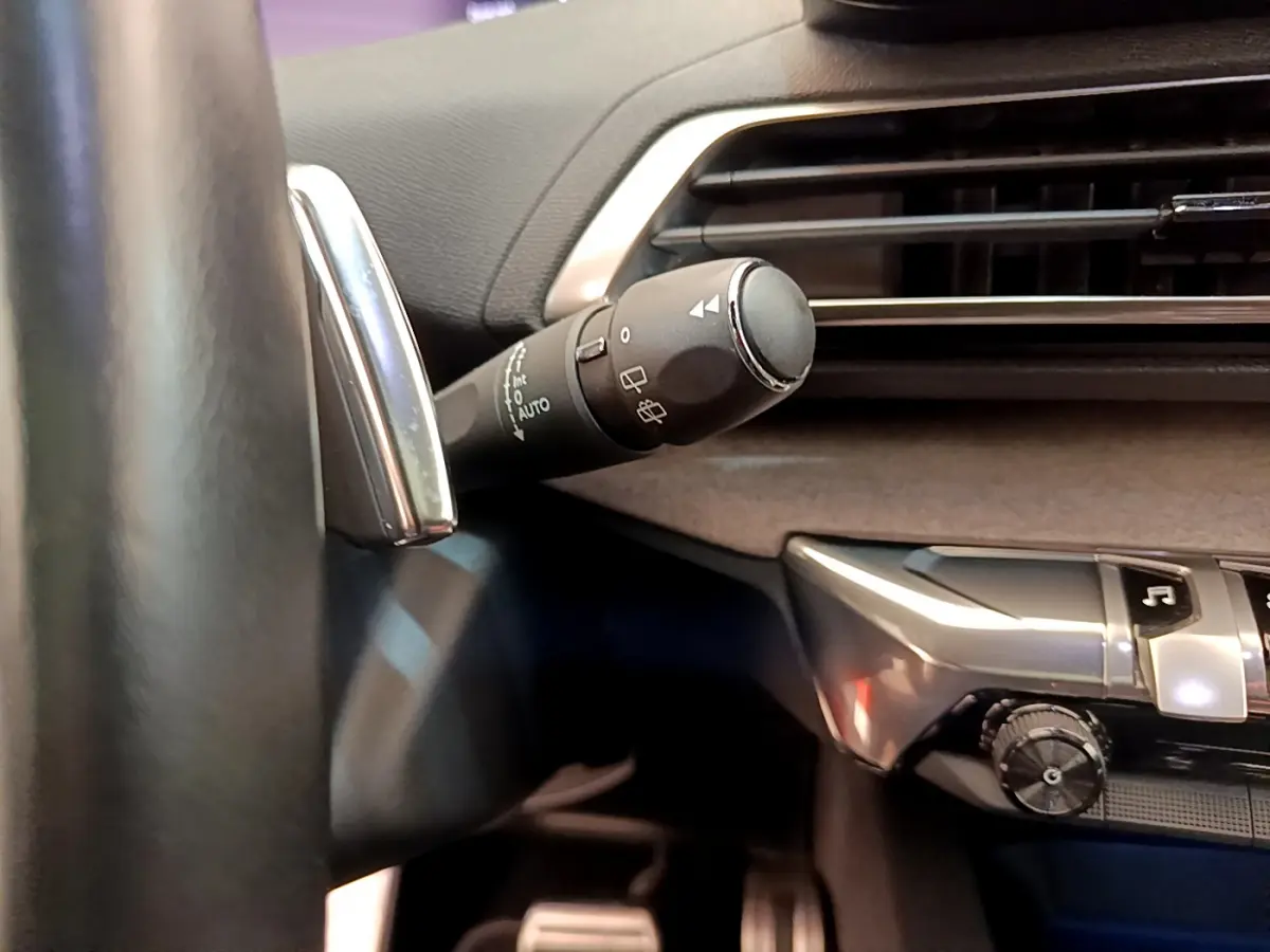 Gros plan sur la commande d'essuie-glace côté gauche du tableau de bord noir et argent du Peugeot 3008 GT rouge 2021.