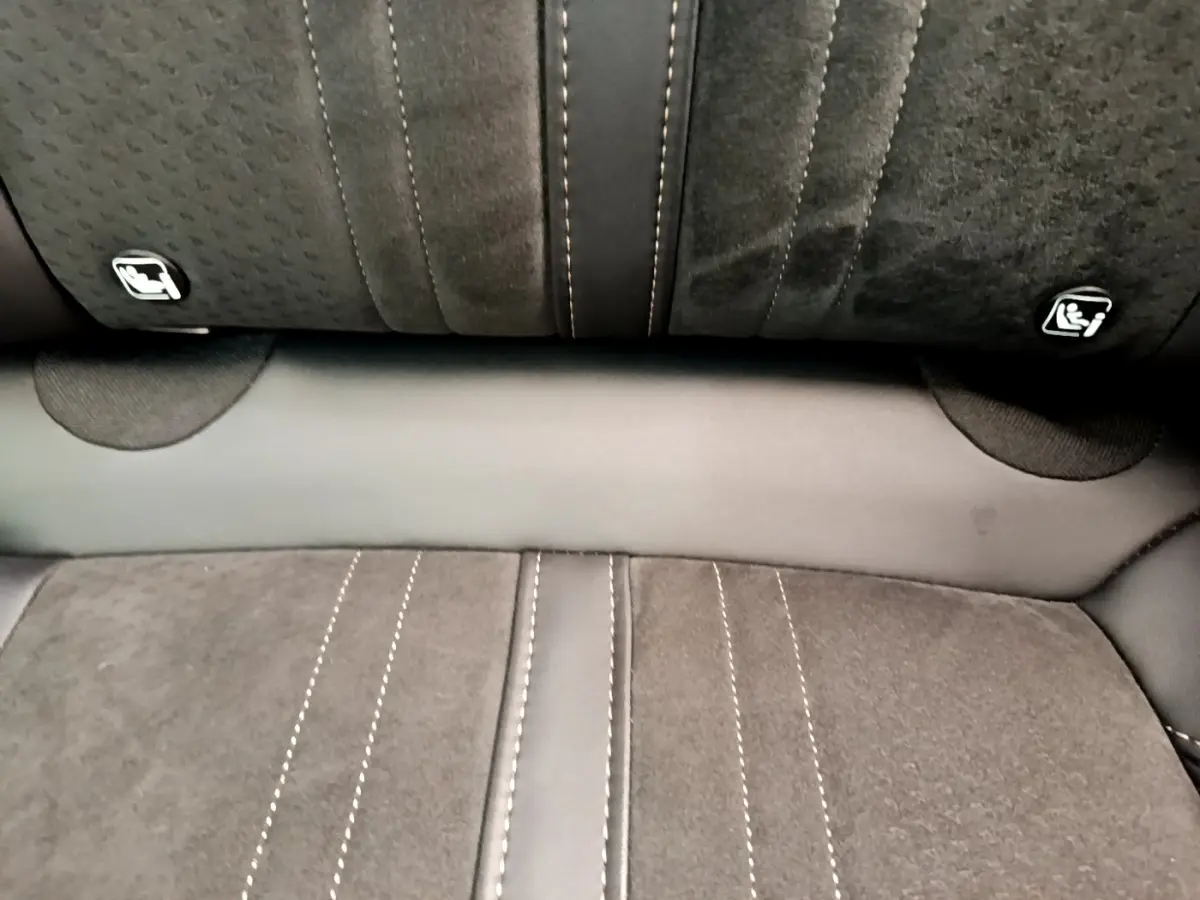 Gros plan sur la banquette arrière en tissu noir avec surpiqûres contrastantes du Peugeot 3008 GT rouge.