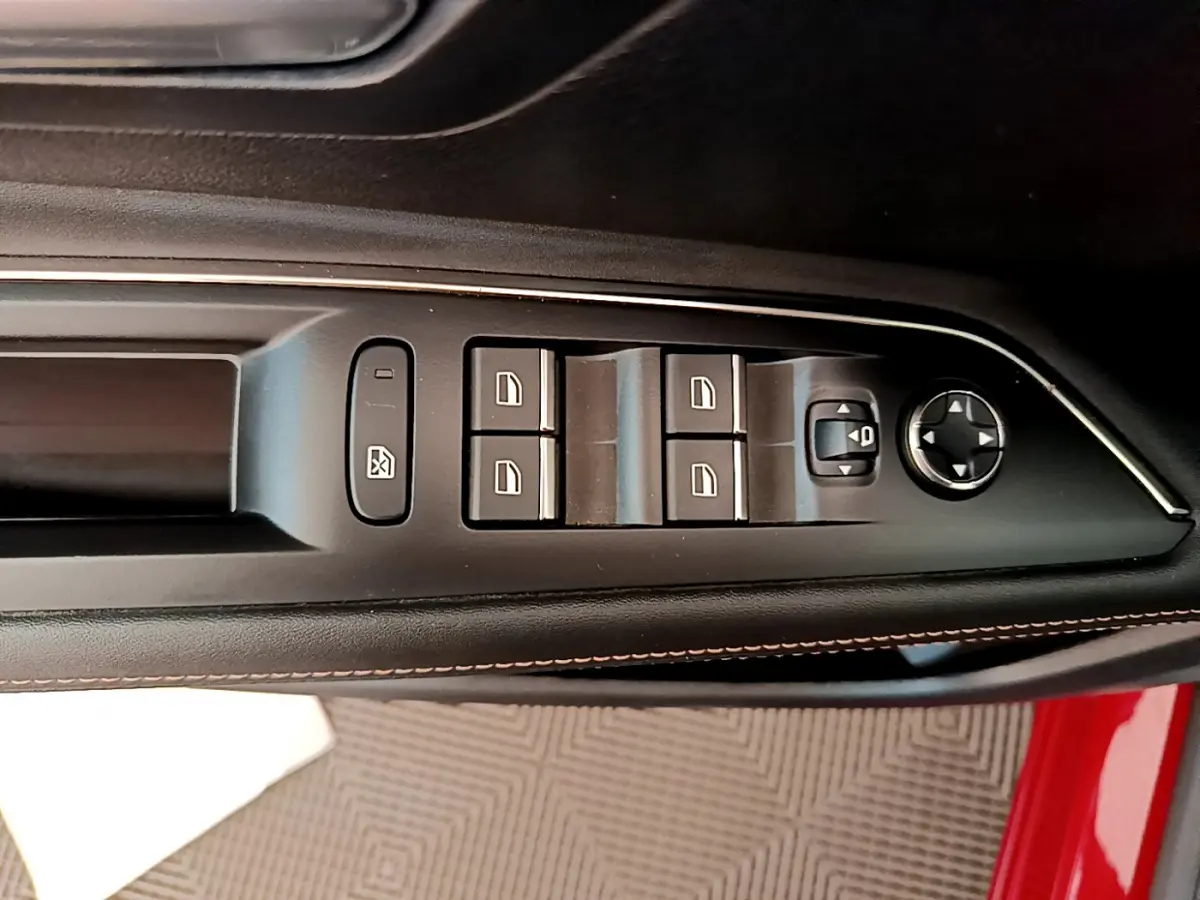 Commande des vitres et rétroviseurs côté conducteur sur porte rouge d'un Peugeot 3008 GT 2021
