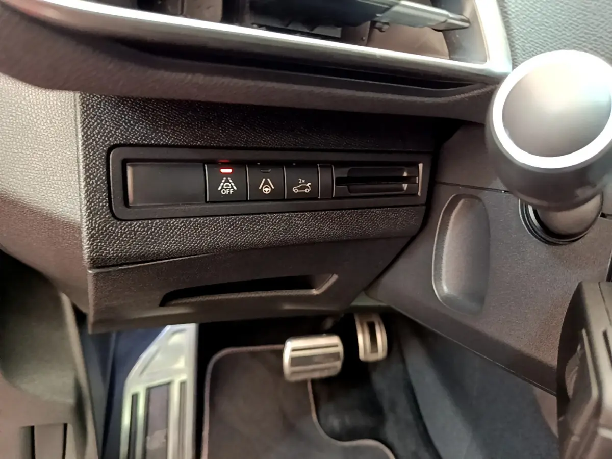 Gros plan sur les commandes d'assistance et les pédales côté gauche du tableau de bord du Peugeot 3008 GT rouge 2021.