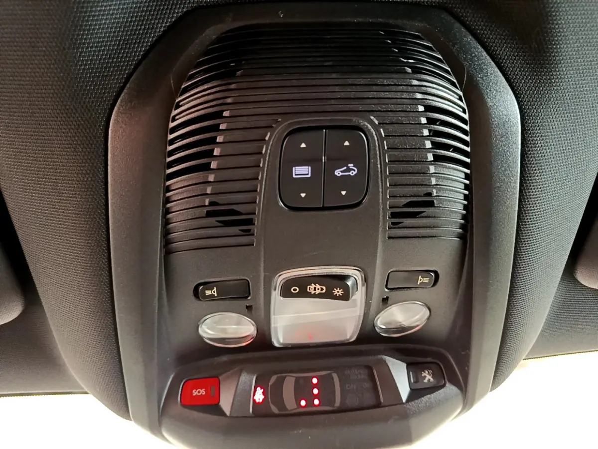Vue en gros plan du plafonnier noir avec commandes lumineuses et bouton SOS du Peugeot 3008 GT rouge 2021