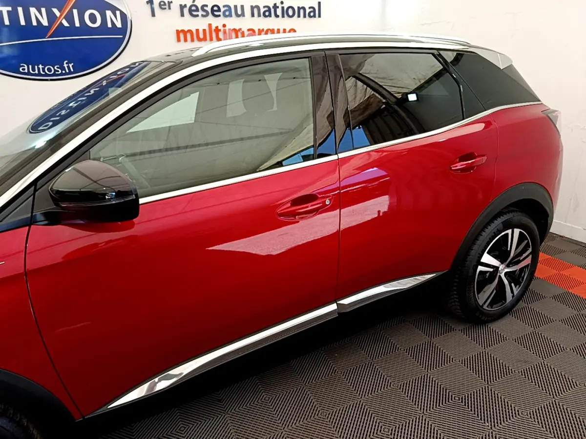 Vue latérale côté gauche du Peugeot 3008 GT rouge 2021 avec jantes alliage et rétroviseurs noirs brillants.