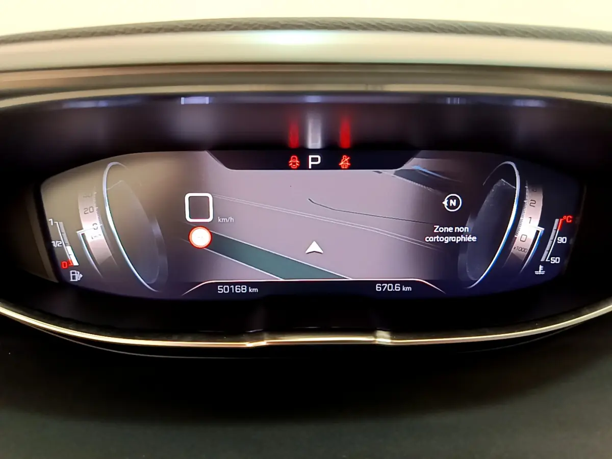 Affichage numérique du tableau de bord du Peugeot 3008 GT 2021 montrant la navigation et les indicateurs de vitesse et température.