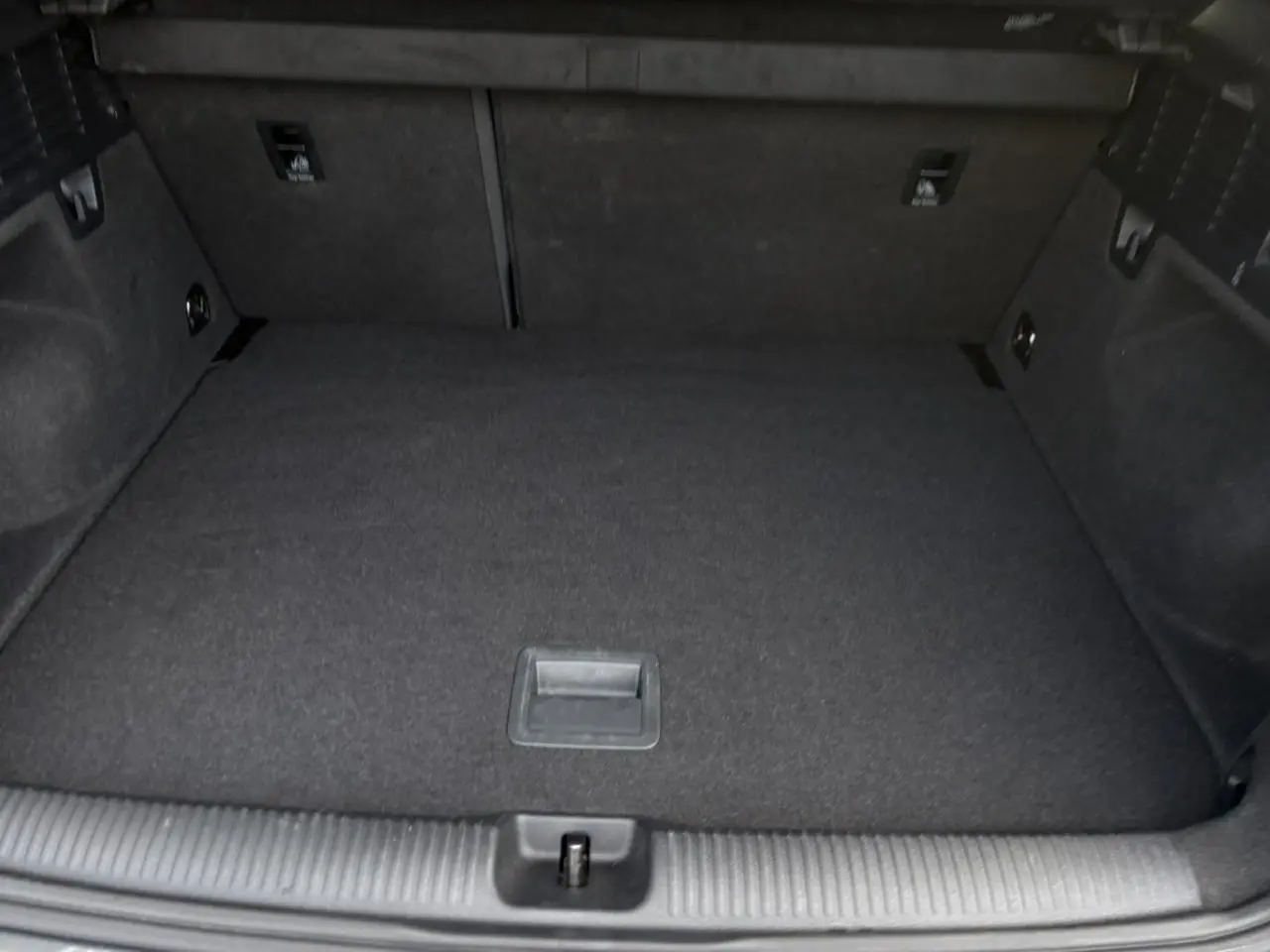 Coffre spacieux de l'Audi Q2 30 TDI S-Line 2025, vue intérieure arrière avec revêtement noir uniforme.
