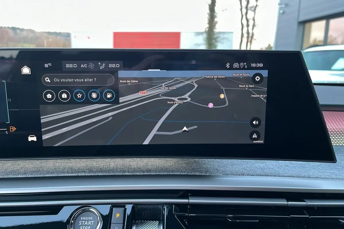 Écran tactile central du tableau de bord du Peugeot 5008 Hybrid 2025 affichant la navigation GPS en extérieur.