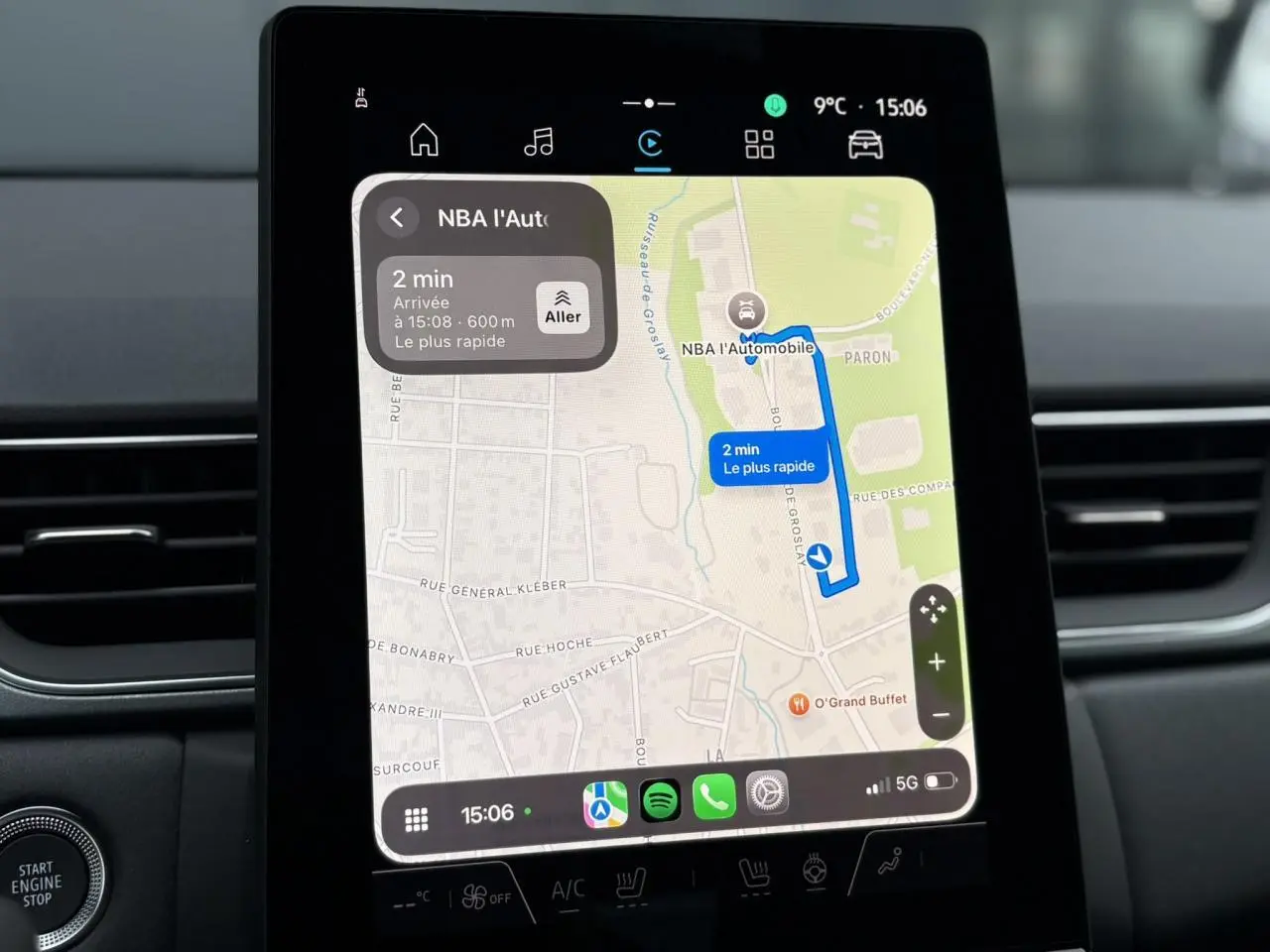 Vue rapprochée de l’écran tactile central du Renault Captur 2026 affichant la navigation GPS en mode clair.