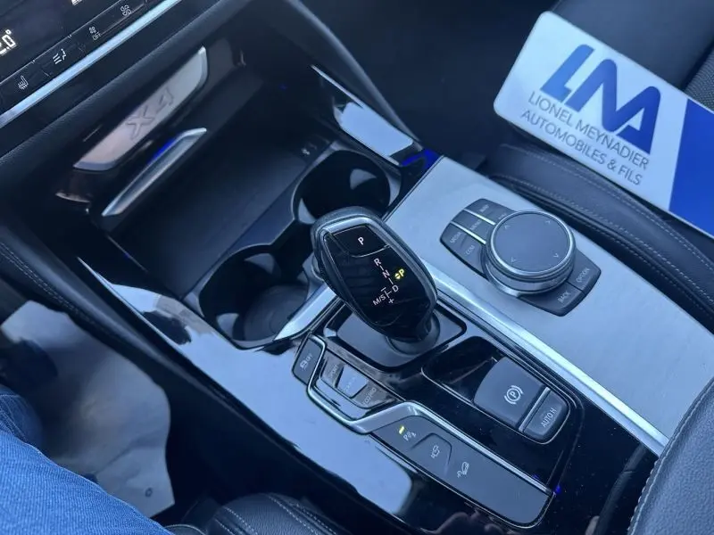 Gros plan sur la console centrale noire du BMW X4 X Drive 190 CV X-Line 2019 avec levier de vitesse automatique et commandes.