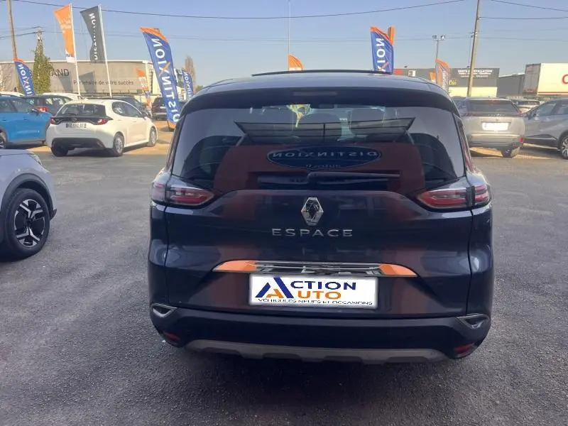 Vue arrière d'un Renault Espace gris Cassiopée 2018, avec feux arrière LED et hayon motorisé visible en concession.