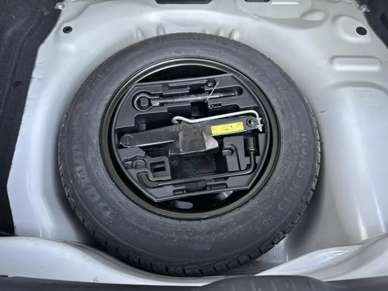 Roue de secours et kit d'outils dans le coffre d'une Citroën C4 Cactus blanc 2018 vue de dessus.