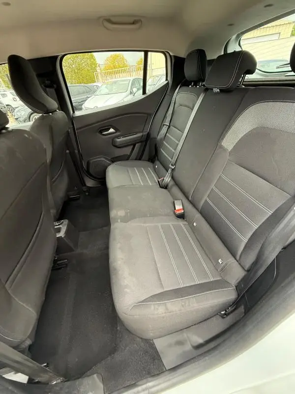 Vue intérieure arrière droite des sièges noirs et gris de la Dacia Sandero blanche 2021 SCe 65 Confort.