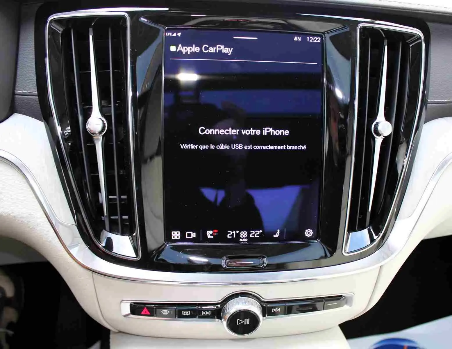 Écran central tactile du tableau de bord du Volvo S60 gris métal 2024, affichant Apple CarPlay et commandes climatisation.