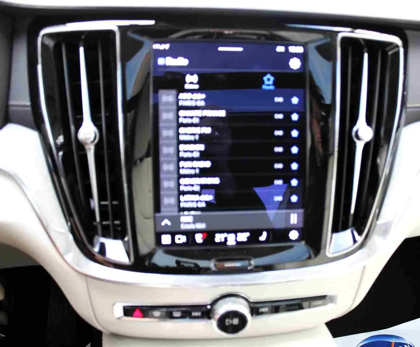 Écran tactile central et aérateurs chromés du tableau de bord clair d'une Volvo S60 gris métal 2024 hybride rechargeable.