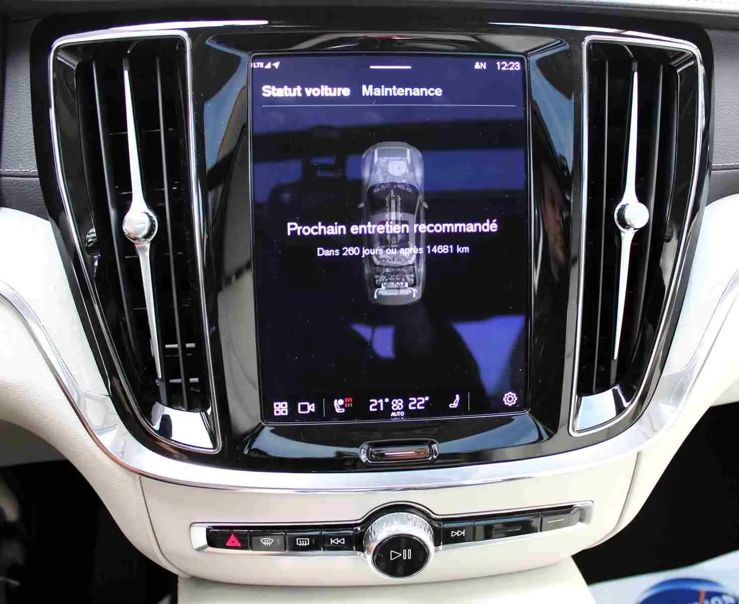 Écran tactile central affichant l'entretien recommandé dans l'habitacle clair d'une Volvo S60 T6 AWD 2024.