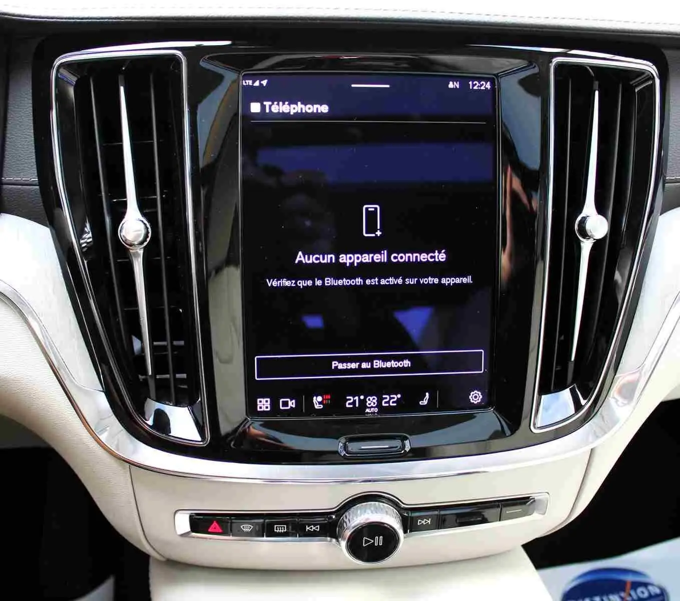 Vue rapprochée de l'écran tactile central et des aérateurs noirs d'un Volvo S60 gris métal 2024 hybride rechargeable.