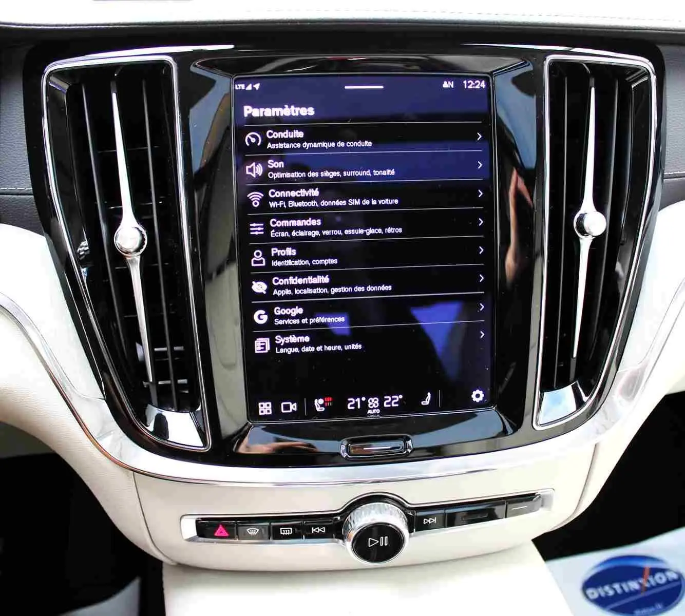 Écran tactile central du tableau de bord du Volvo S60 2024 gris métal, avec commandes et réglages affichés.