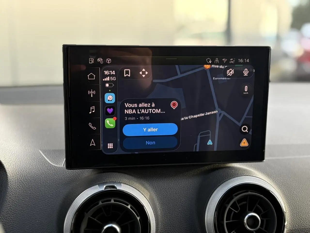 Écran tactile central de navigation MMI avec interface Android Auto dans l'Audi Q2 35 TDI S-Line 2025.