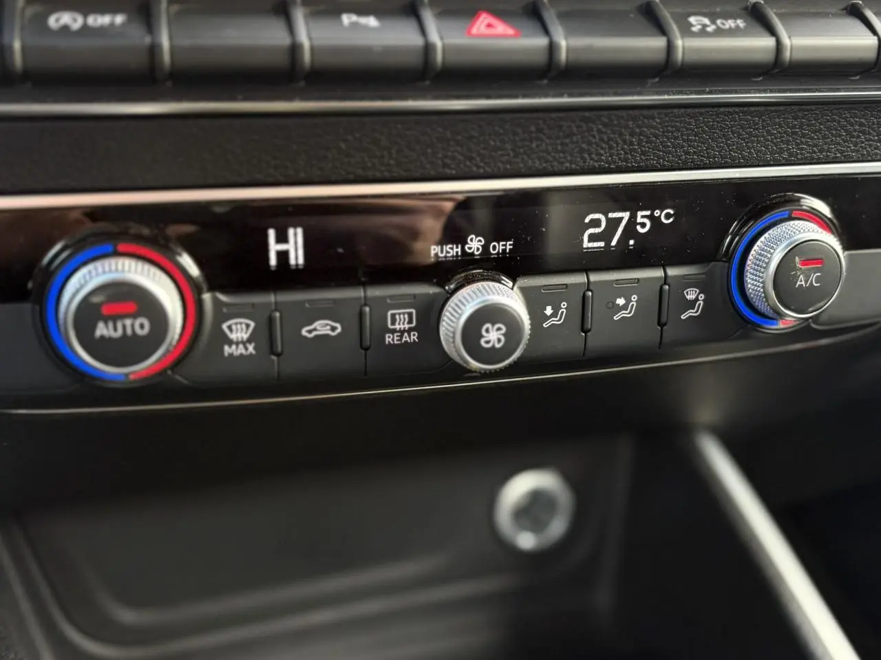 Gros plan sur la commande de climatisation automatique bicolore de l'Audi Q2 35 TDI S-Line 2025 argent rosé.