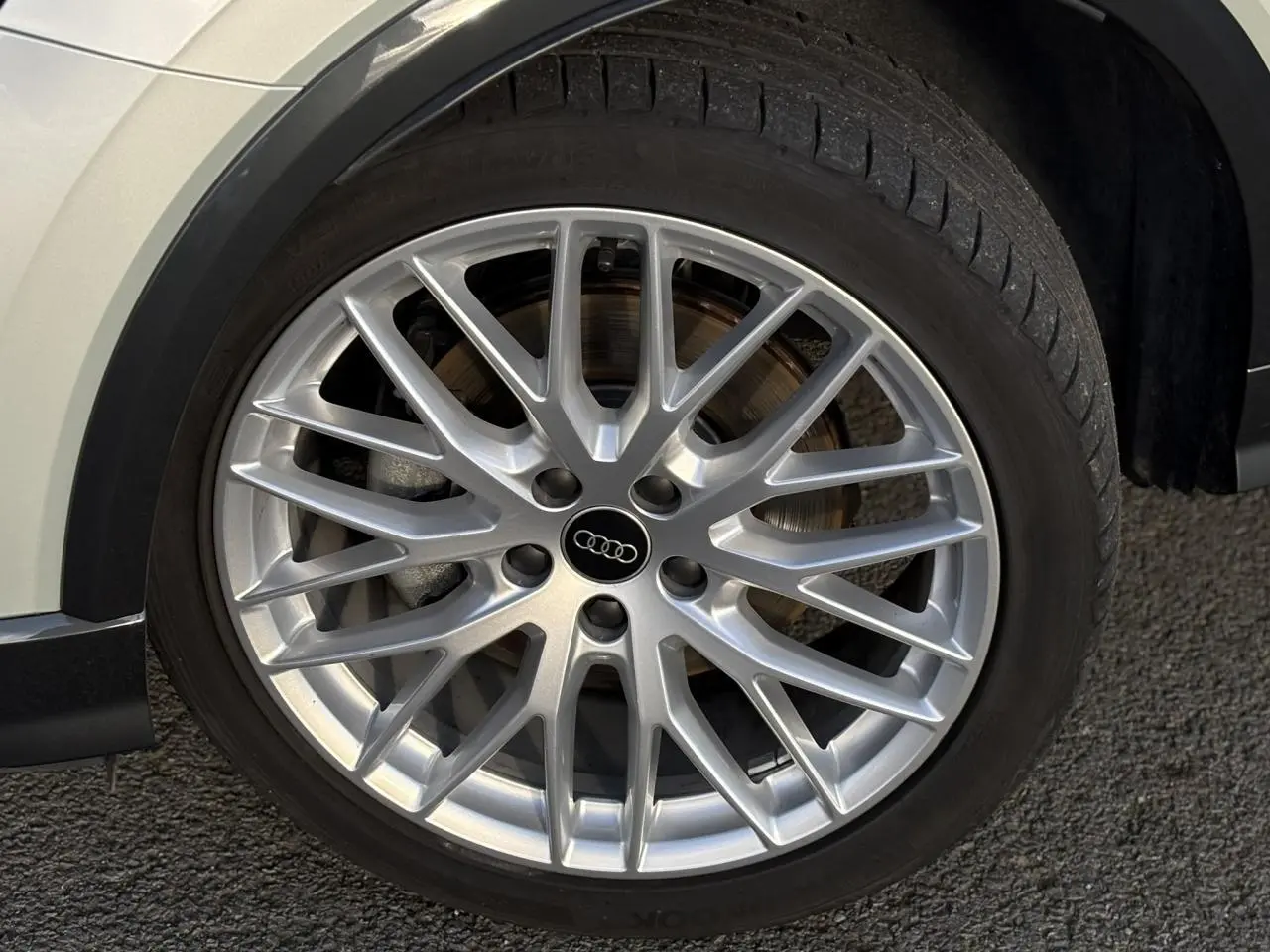 Gros plan sur la jante argentée à rayons multiples de l'Audi Q2 35 TDI S-Line couleur Argent Rosé.