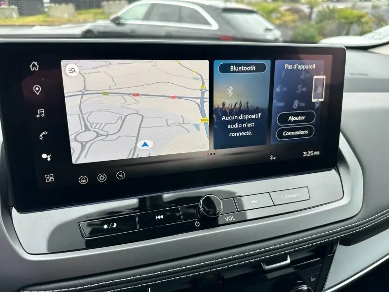 Écran tactile central du Nissan Qashqai Hybrid e-POWER 2025 montrant la navigation et les options Bluetooth, intérieur noir.