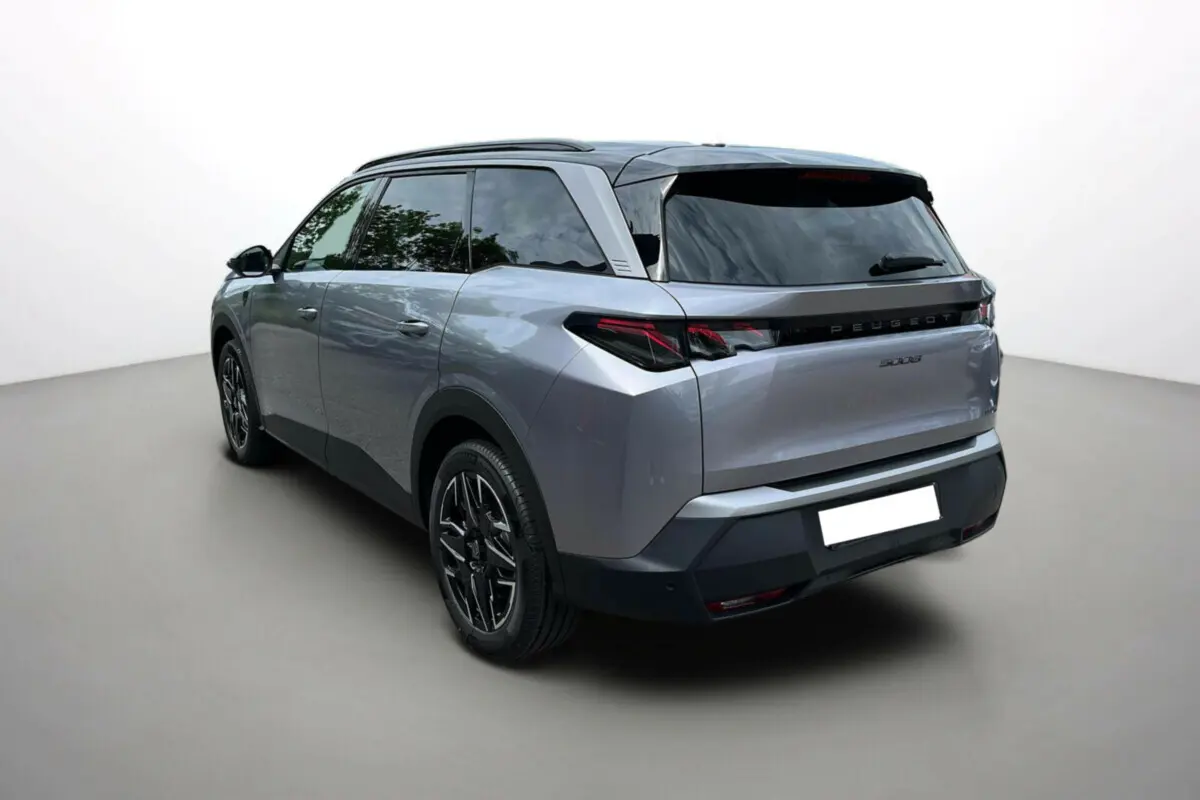 Peugeot 5008 Hybrid gris artense avec toit noir, vue 3/4 arrière droit mettant en valeur les feux LED et jantes alu.