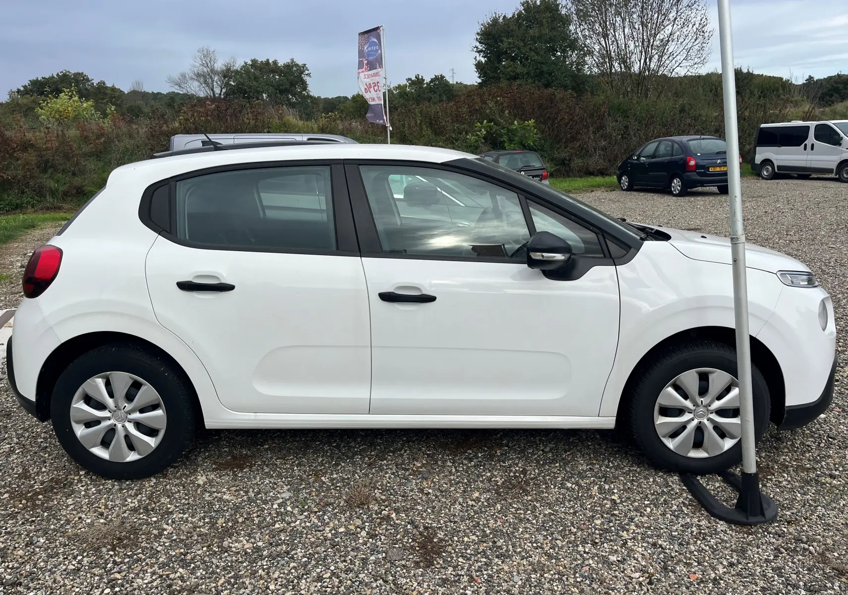 Profil côté droit d'une Citroën C3 blanche 5 portes de 2017, avec jantes acier et rétroviseurs noirs.