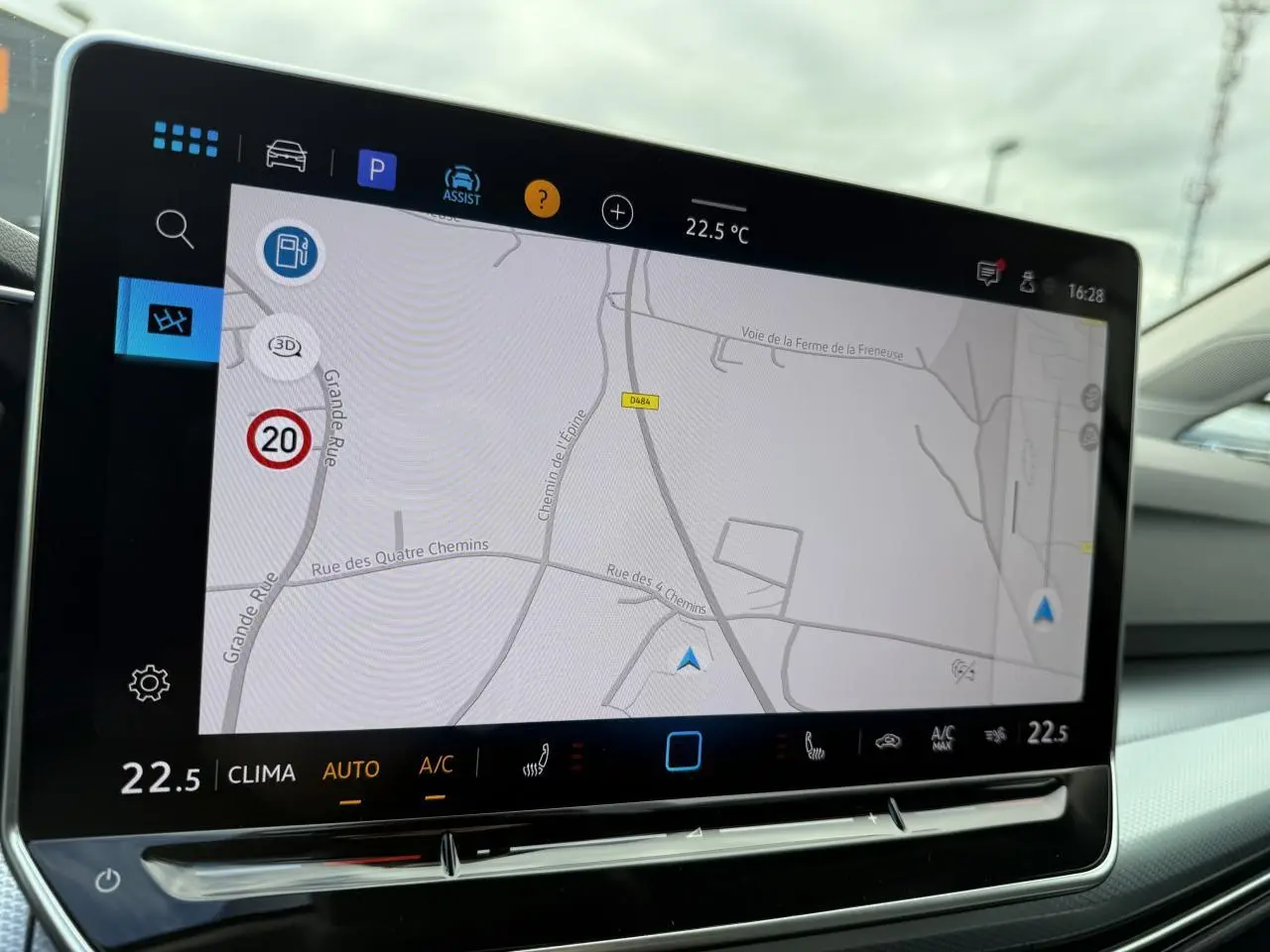 Écran tactile du système de navigation de la Volkswagen Golf VIII bleu Anémone, vue intérieure côté droit.