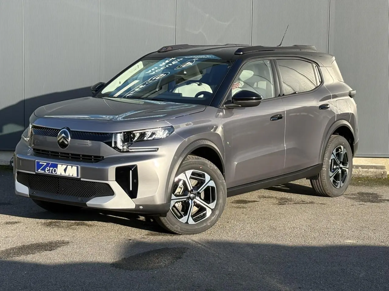 Citroën C3 Aircross Hybrid gris Mercury vue 3/4 avant avec toit noir et jantes alliage 17 pouces.