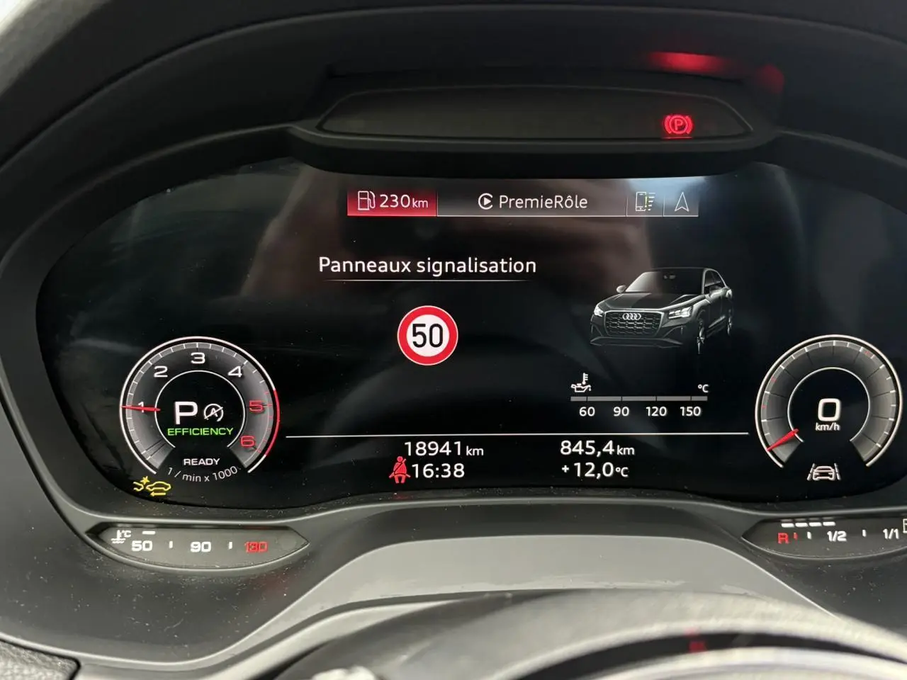 Vue rapprochée du tableau de bord numérique de l'Audi Q2 35 TDI S-Line, affichant la signalisation 50 km/h.