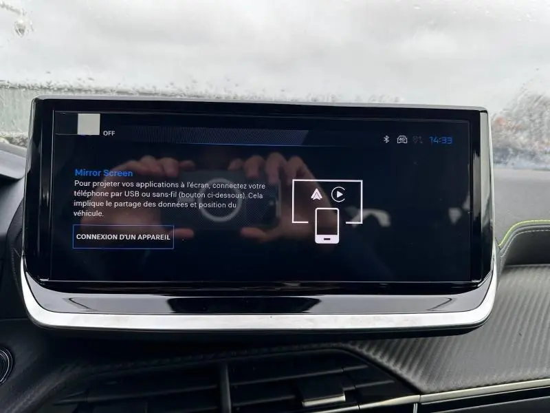 Écran tactile central du tableau de bord du Peugeot 2008 gris 2025 affichant l'interface Mirror Screen.