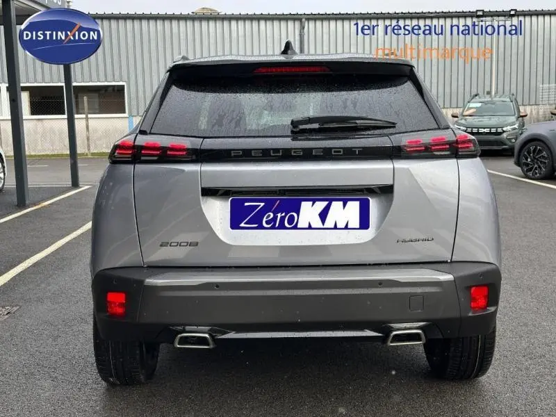 Vue arrière d'un Peugeot 2008 gris 2025 hybride essence, avec feux LED et double sortie d'échappement chromée.