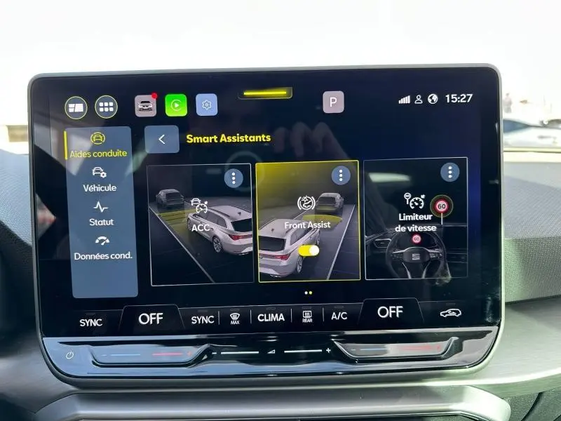 Écran tactile central du SEAT LEON ST 2025 montrant les assistants de conduite et commandes climatisation.