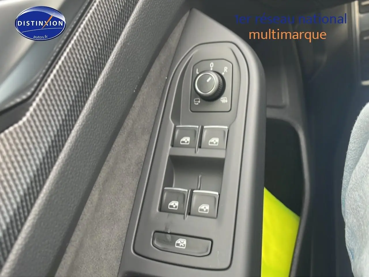 Gros plan sur les commandes de lève-vitres et rétroviseurs côté gauche d’une Volkswagen Golf noire 2026.