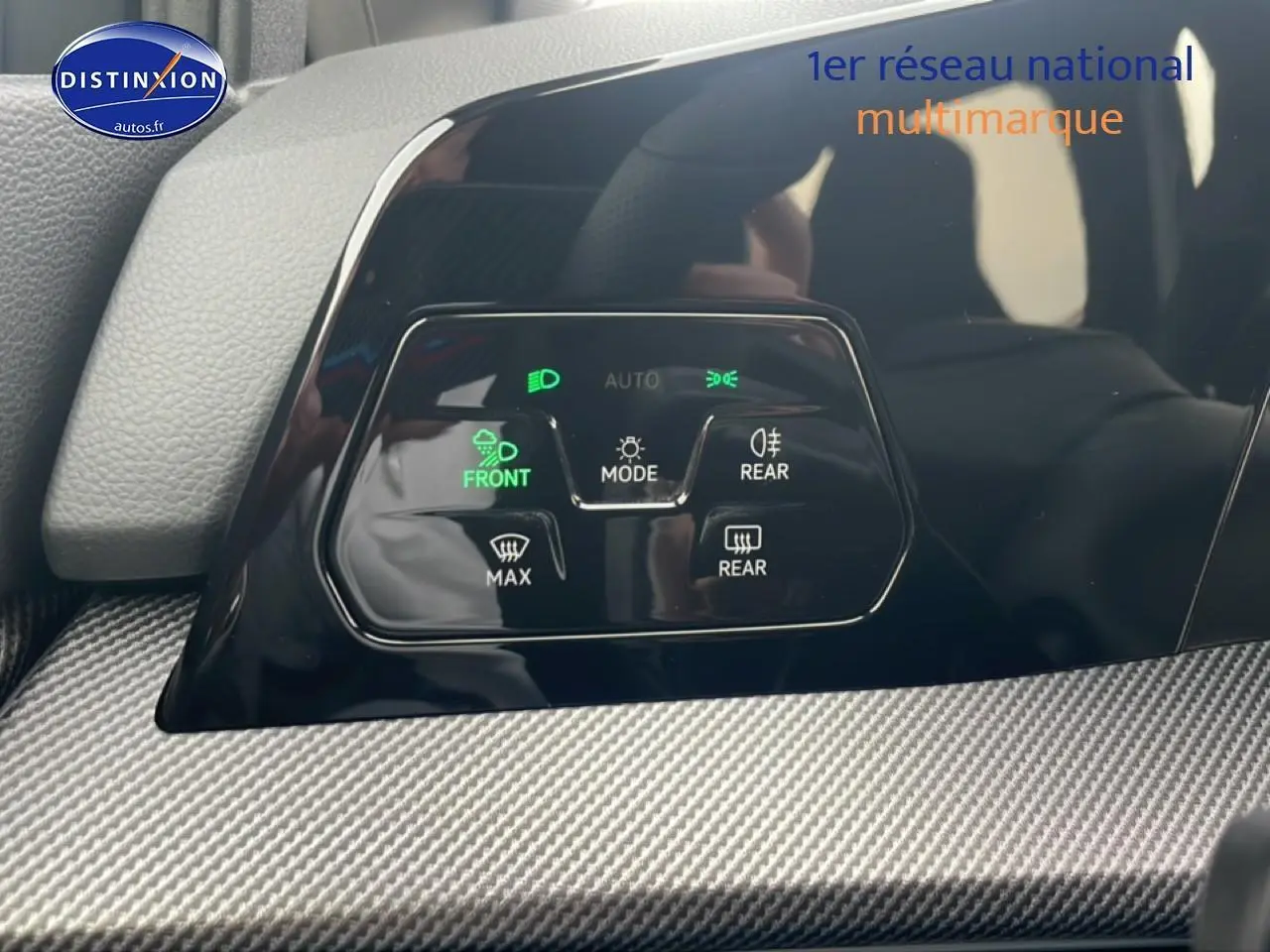 Détail du tableau de bord noir de la Volkswagen Golf 2026 montrant les commandes d'éclairage et de désembuage.