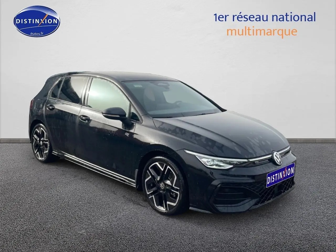 Volkswagen Golf 1.5 etsi evo2 R-Line noire vue 3/4 avant avec jantes alu distinctives.