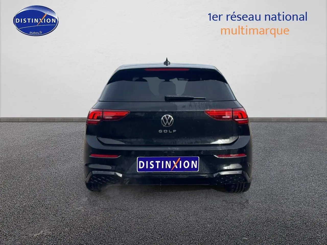 Vue arrière d'une Volkswagen Golf noire 2026 avec feux LED et lunette arrière surteintée sur sol gris.