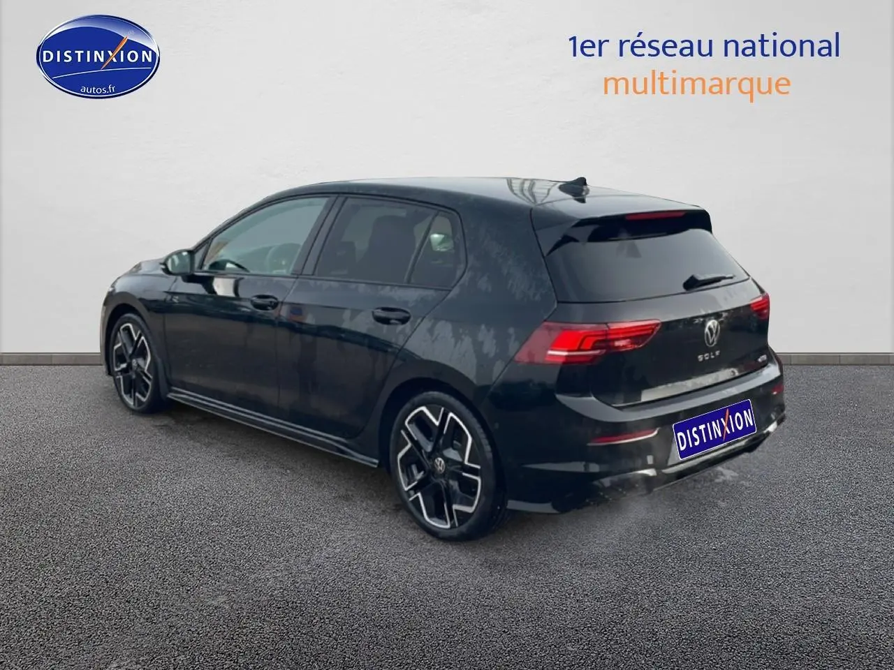 Volkswagen Golf 1.5 eTSI R-Line noire vue 3/4 arrière droit avec jantes alu distinctives et feux LED.