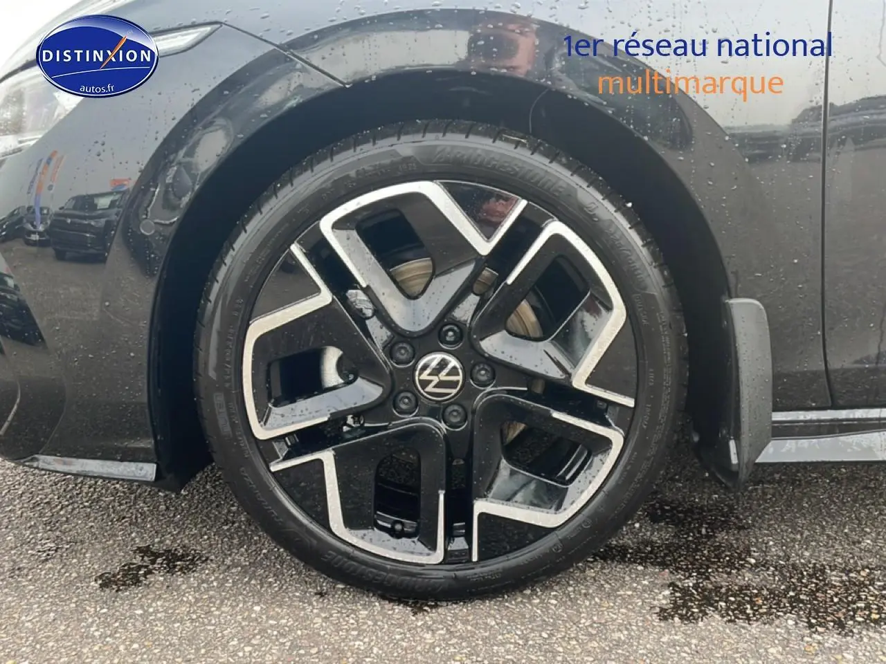 Gros plan sur la roue avant gauche noire avec jante alu 18 pouces au design moderne de la Volkswagen Golf 2026.