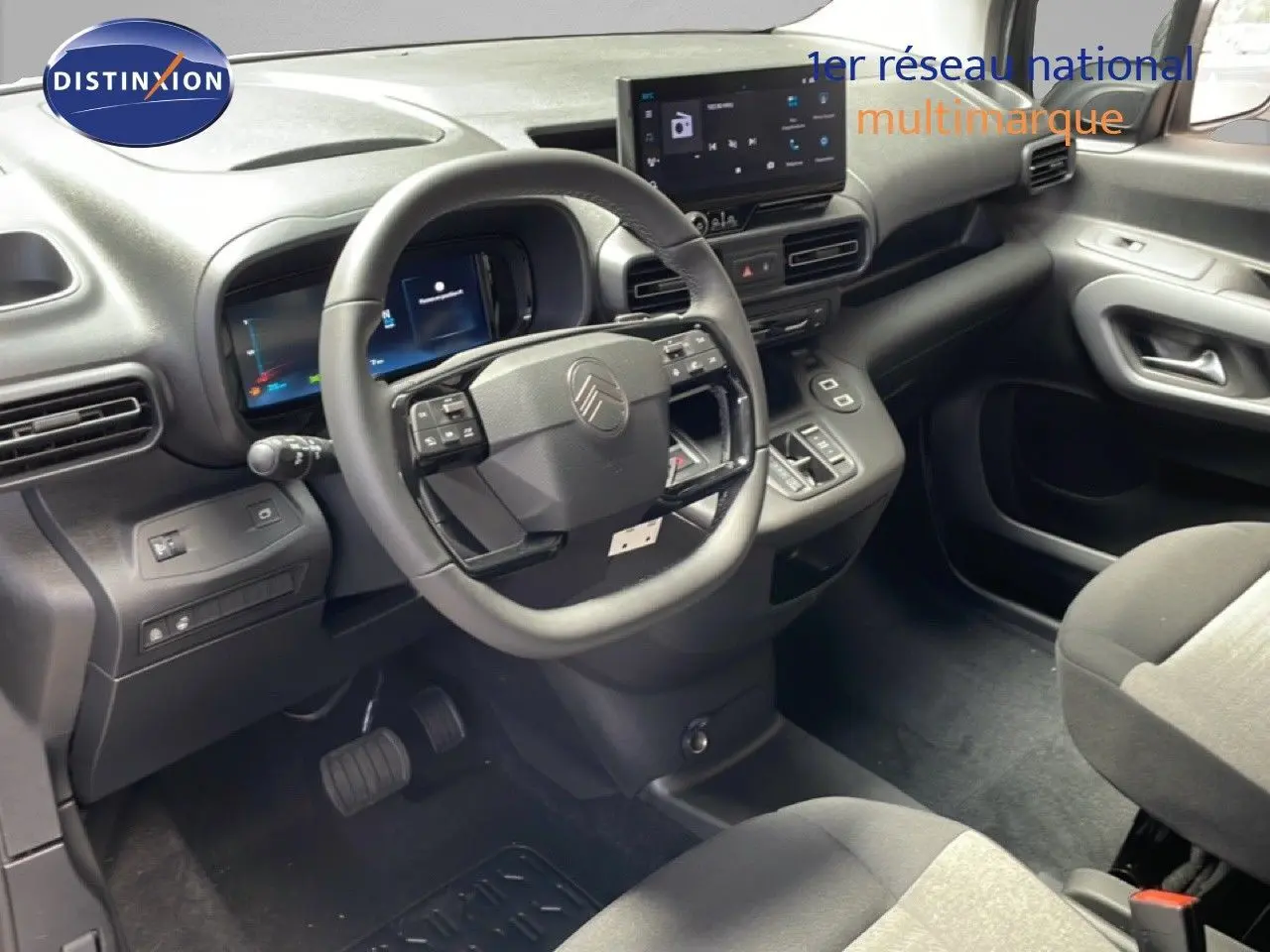 Vue intérieure côté conducteur du Citroën Berlingo 2026, tableau de bord moderne avec écran tactile et volant multifonctions.