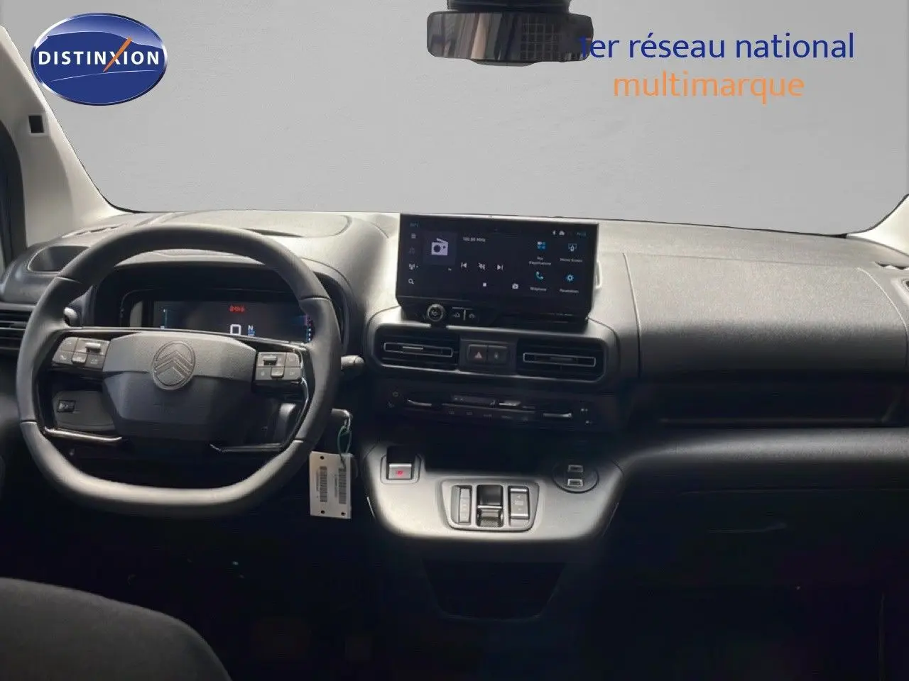 Vue intérieure du tableau de bord et volant noir du Citroën Berlingo MPV M 1.5 BlueHDi 130, avec écran tactile central.
